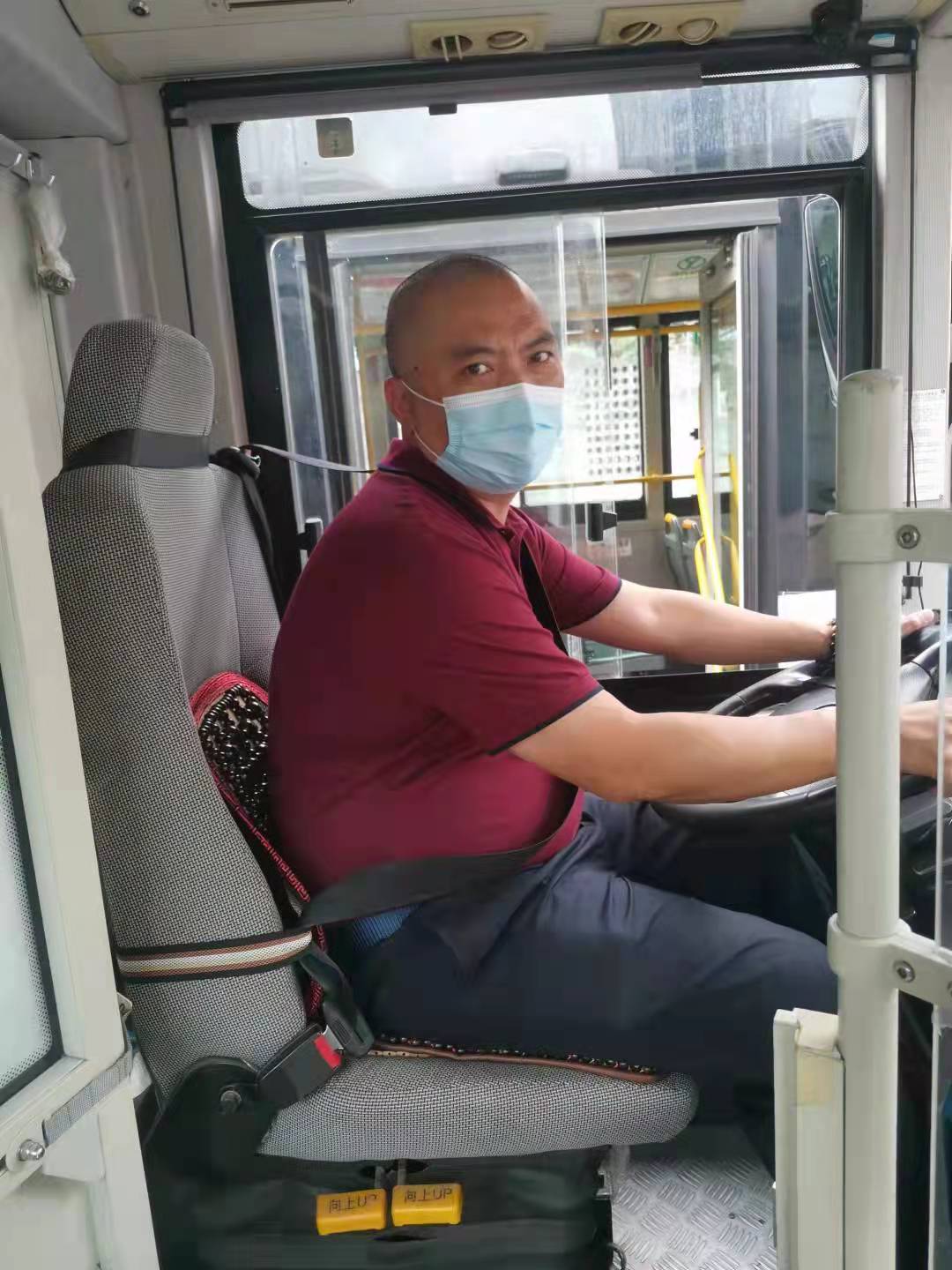 贊！路遇摩托車起火 宜賓公交好車長(zhǎng)90秒幫忙滅火